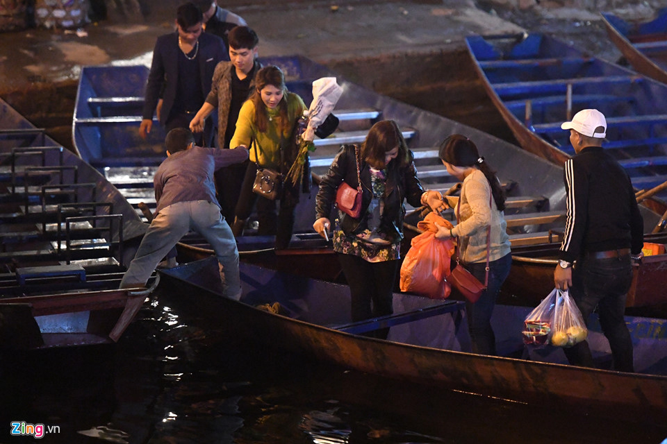 Hàng nghìn người trẩy hội chùa Hương trong đêm